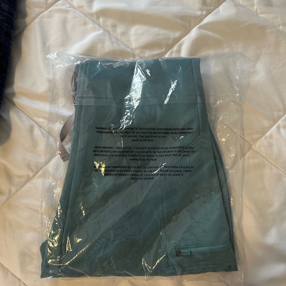 FIGS NWT high waisted petite scrub pants XS - Picture 2 of 3